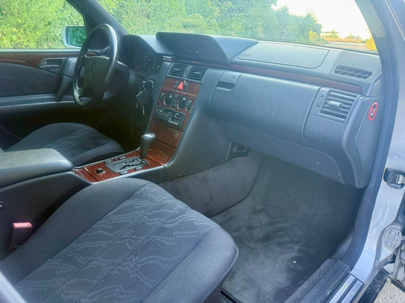 Mercedes-Benz E 250 Pilato medio , снимка 11 - Автомобили и джипове - 55658412