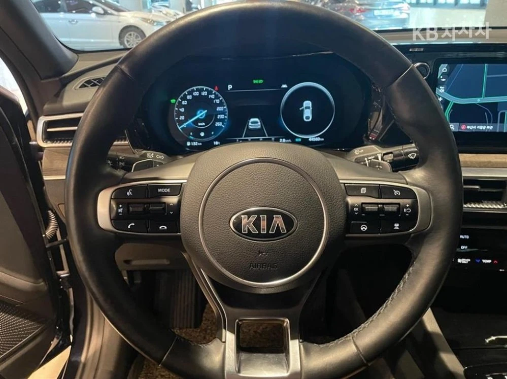 Kia K5 Hybrid 3 - изображение 8