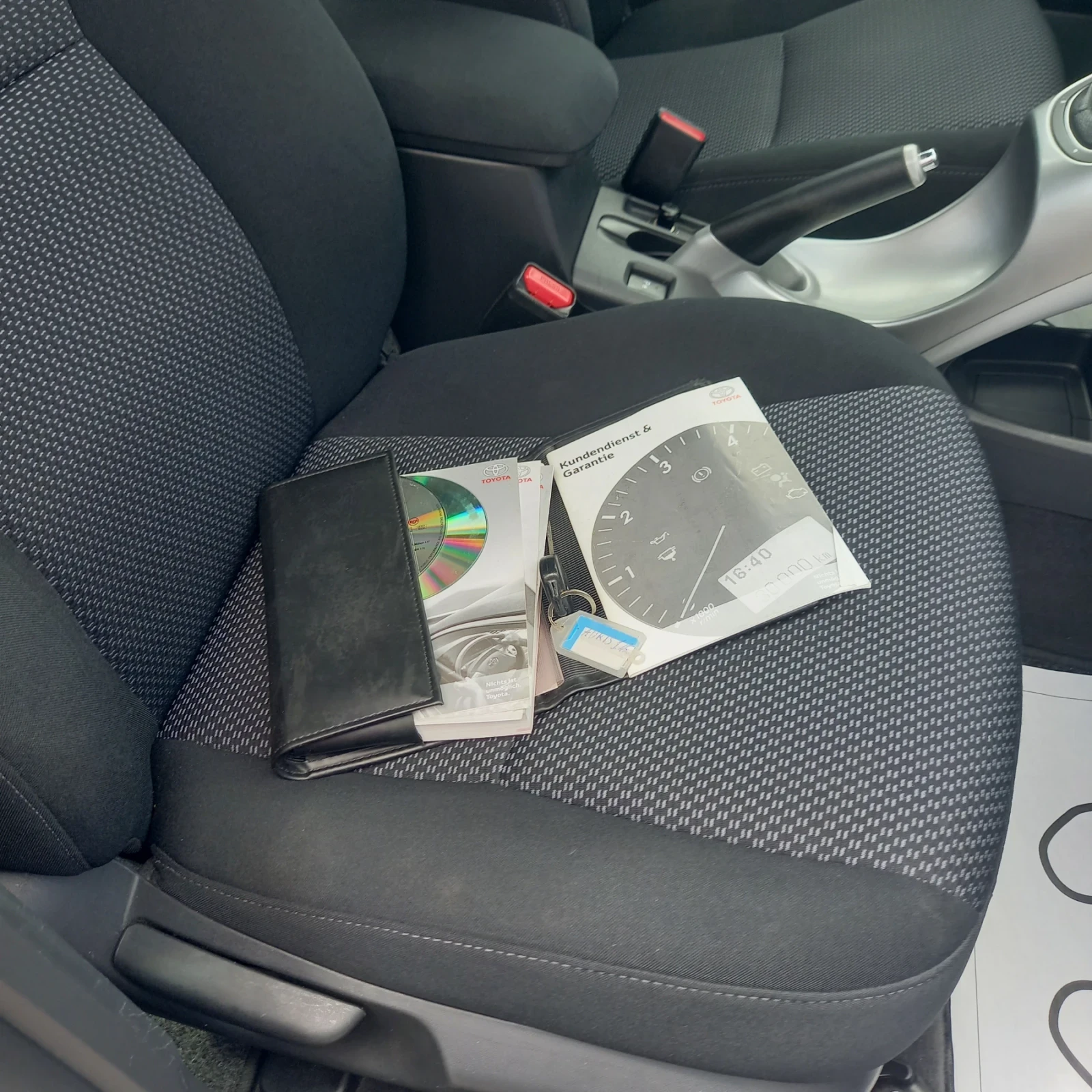 Toyota Auris 1.6iExecutive, снимка 14 - Автомобили и джипове - 55393115