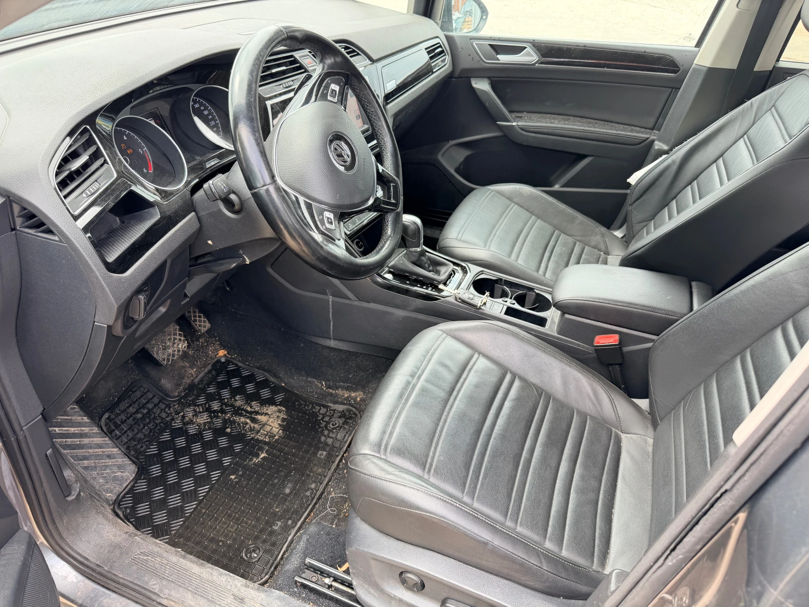 VW Touran 2.0 TDI, снимка 12 - Автомобили и джипове - 55669339