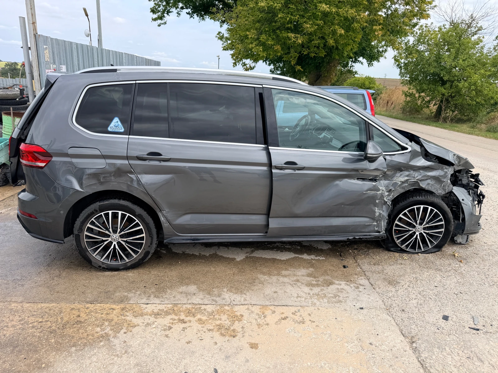 VW Touran 2.0 TDI, снимка 4 - Автомобили и джипове - 55669339