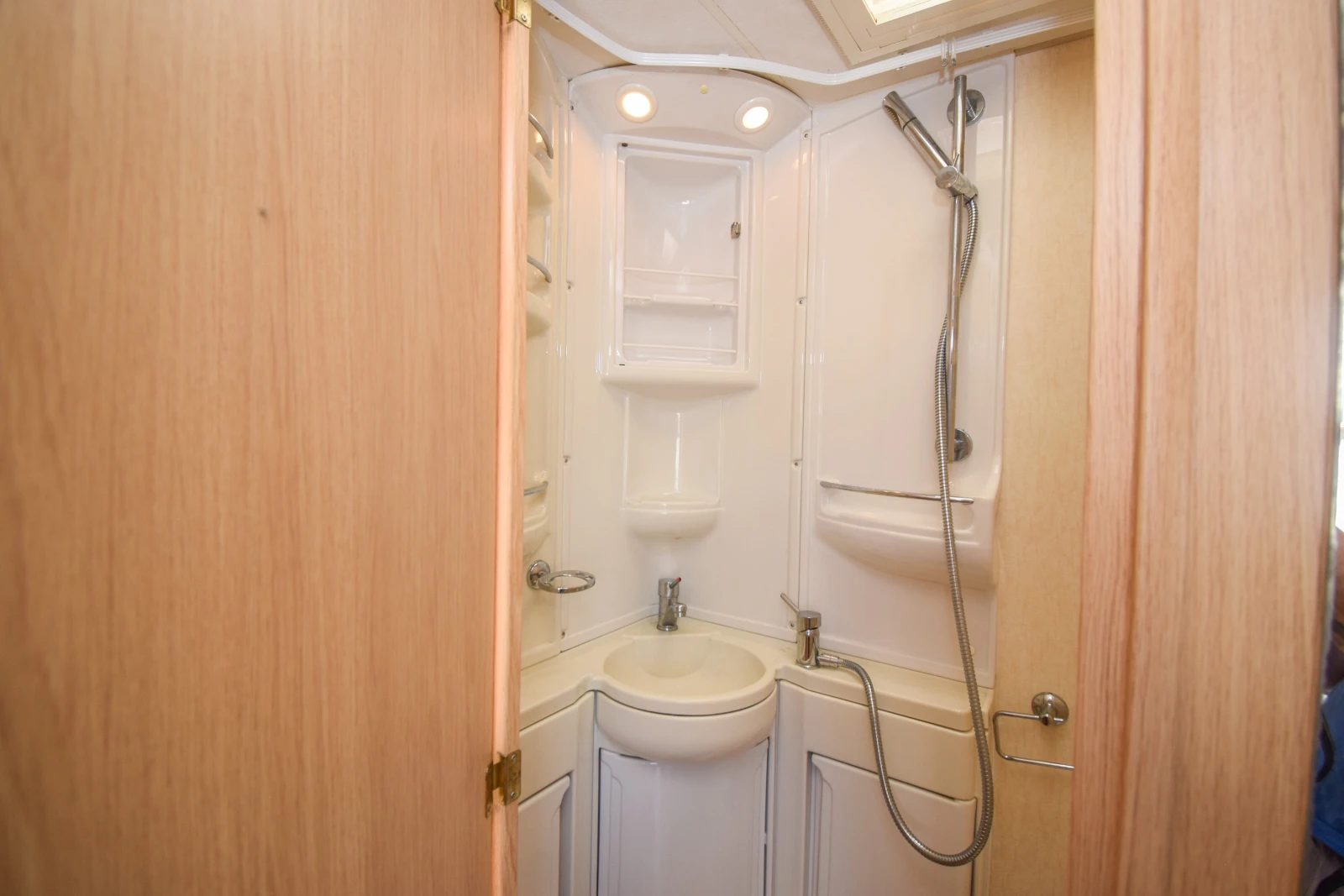 Каравана Coachmen Pastiche 420/2, снимка 15 - Каравани и кемпери - 55509968