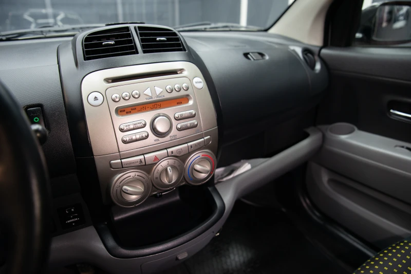 Daihatsu Sirion 1.4 98кс АВТОМАТИК* , снимка 10 - Автомобили и джипове - 53260200