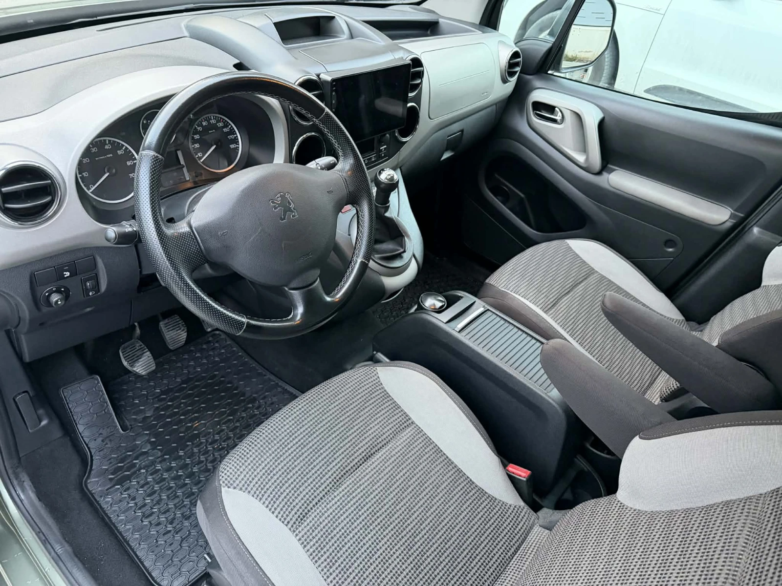 Peugeot Partner 1.6HDI-90кс. 5 врати . Климатроник , снимка 6 - Автомобили и джипове - 54138917