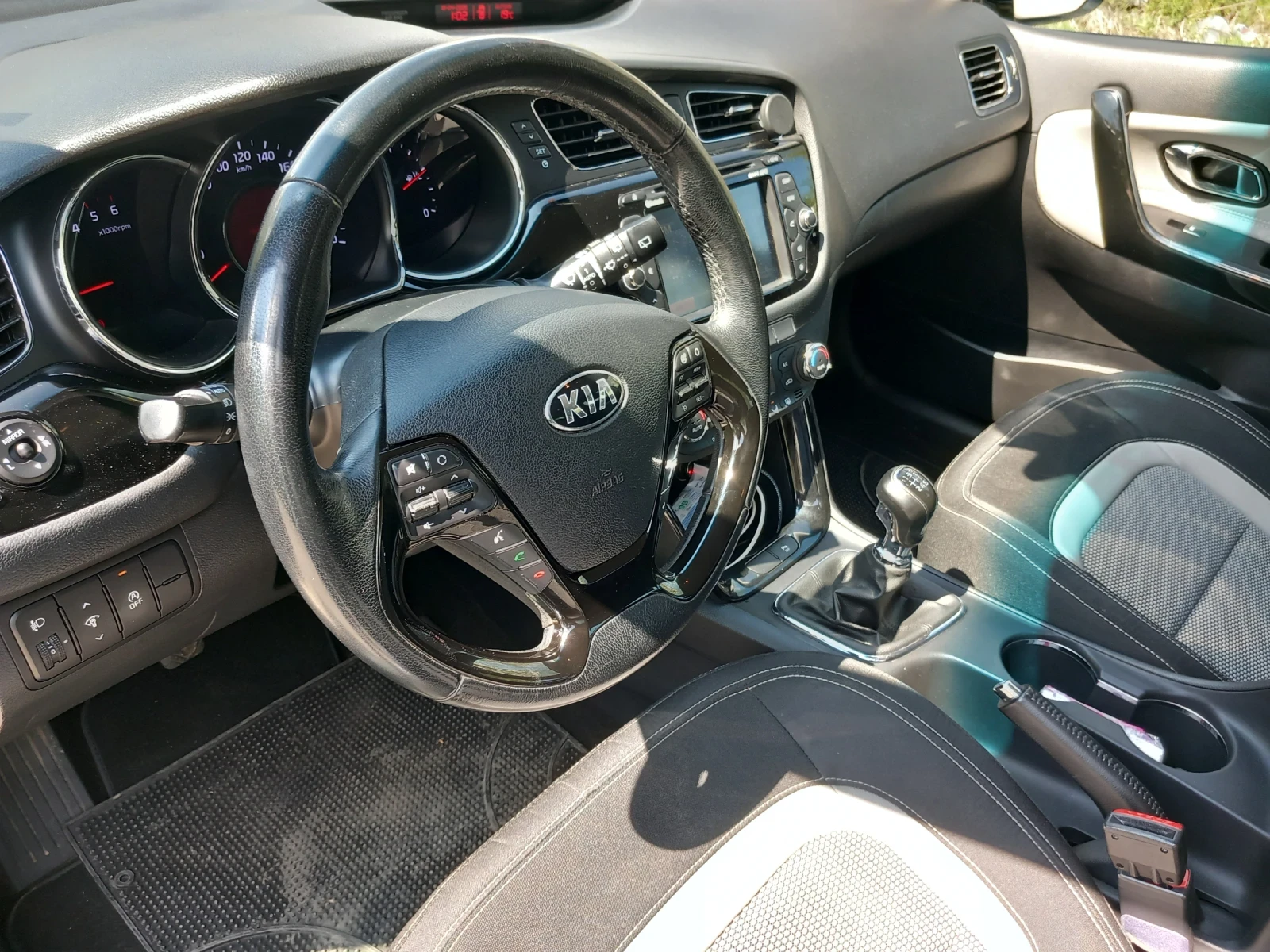 Kia Ceed 1.6 CRDI , снимка 10 - Автомобили и джипове - 54236561