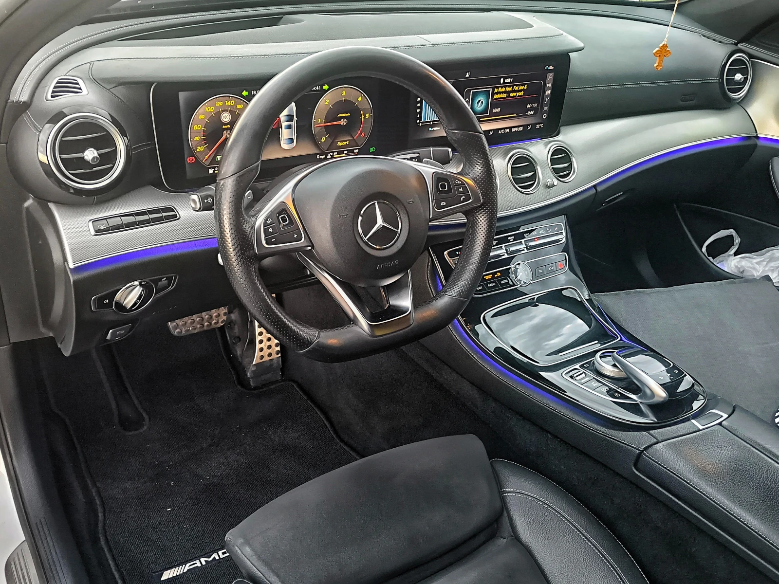 Mercedes-Benz E 220 AMG, снимка 7 - Автомобили и джипове - 55458802