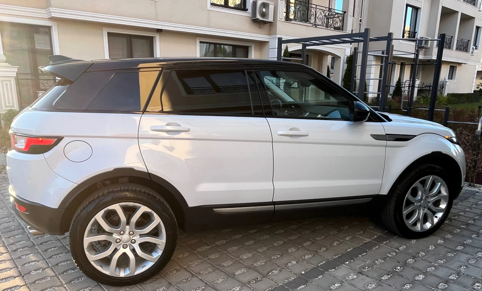 Land Rover Range Rover Evoque FACELIFT 2.0 D 150кс 9ск -90х.км  реални!!!  - изображение 4