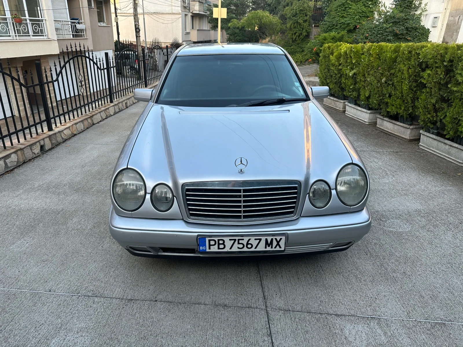 Mercedes-Benz E 200  - изображение 2