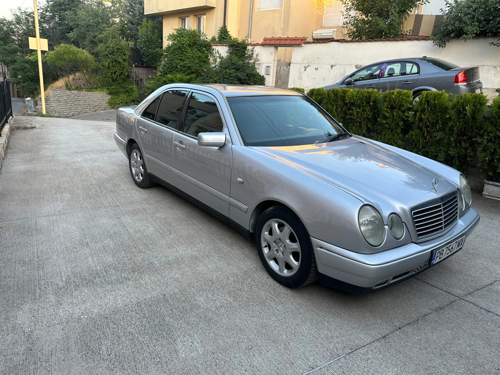 Mercedes-Benz E 200  - изображение 3