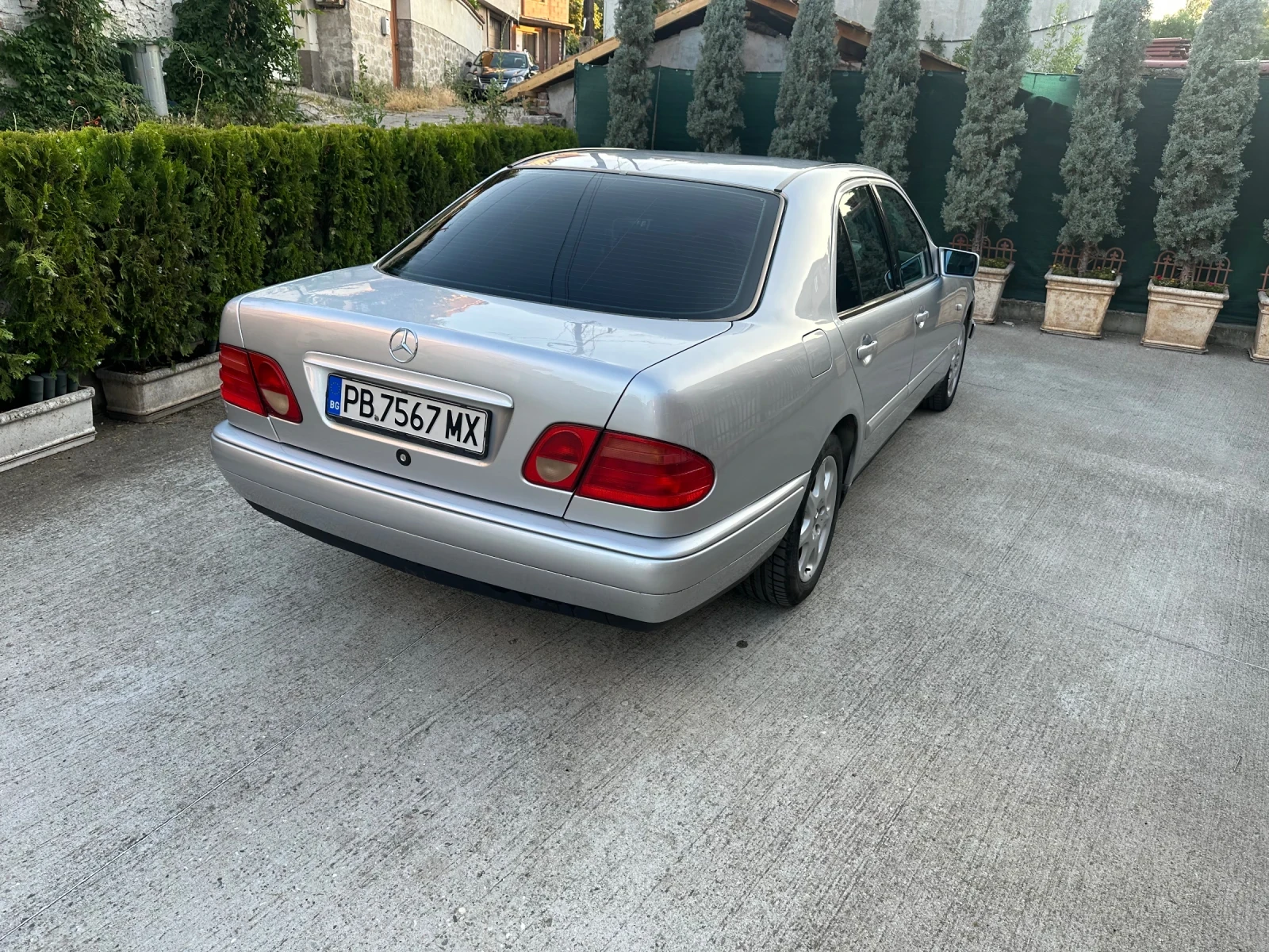 Mercedes-Benz E 200  - изображение 6