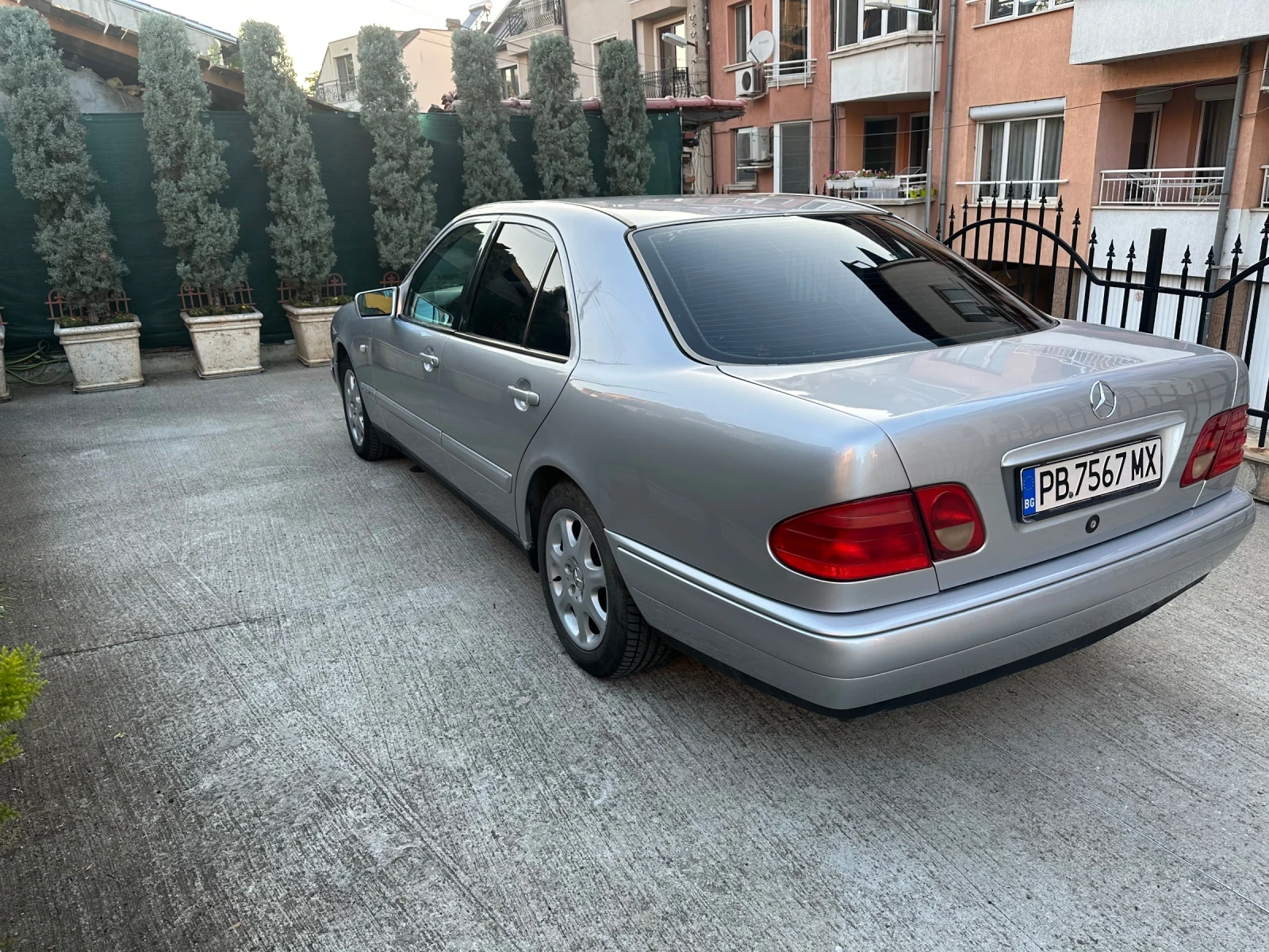 Mercedes-Benz E 200  - изображение 8