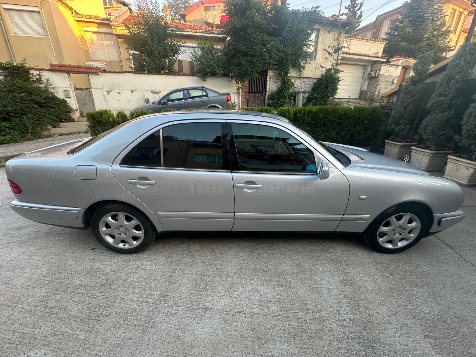 Mercedes-Benz E 200  - изображение 4