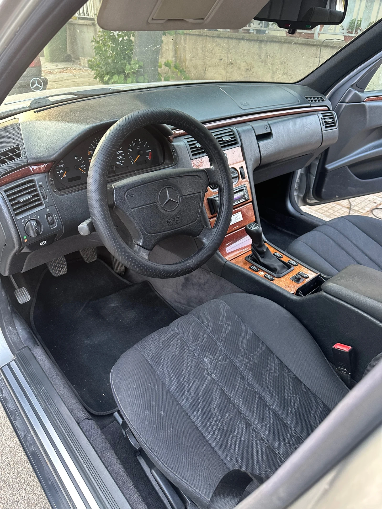 Mercedes-Benz E 200  - изображение 10