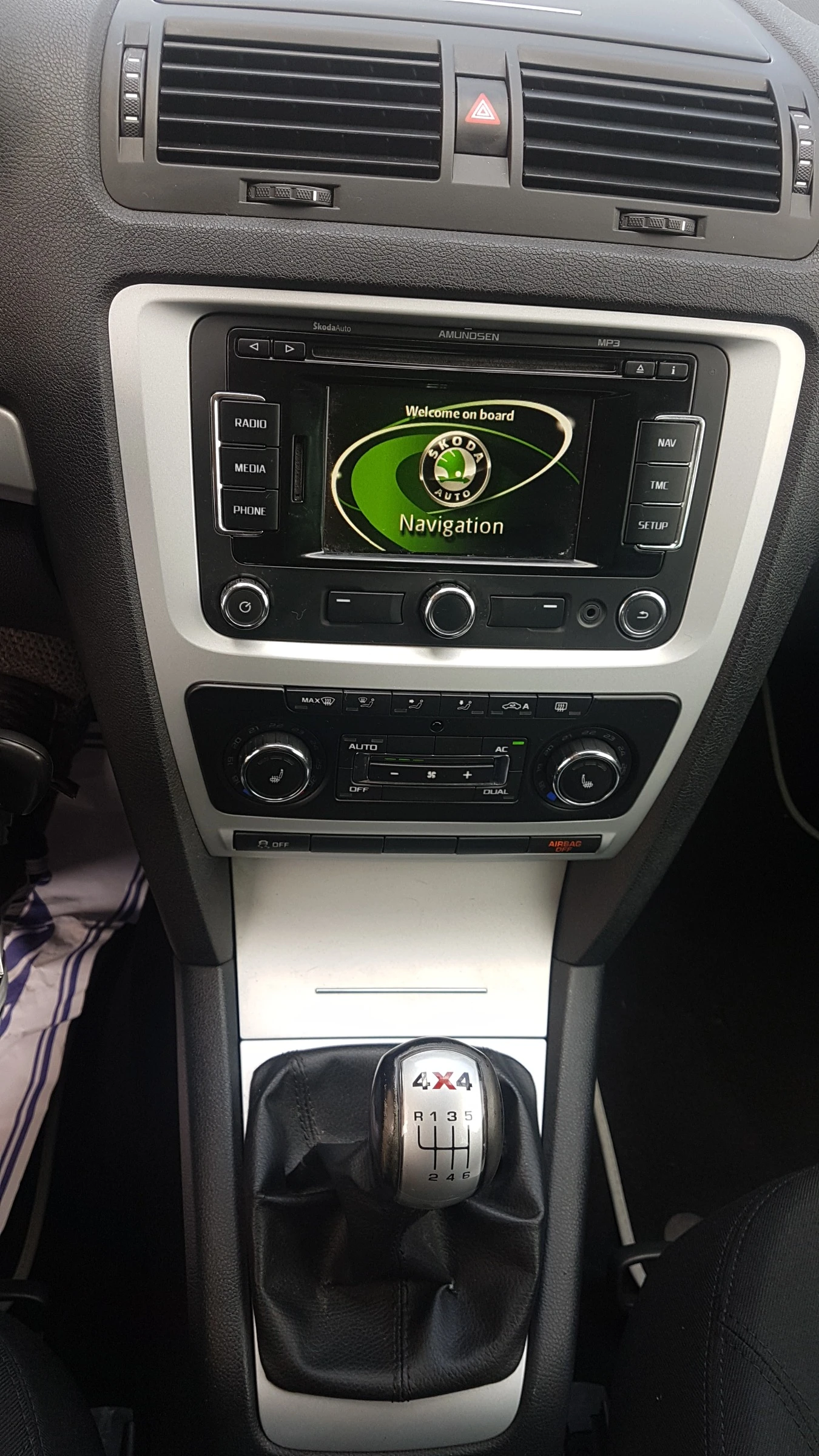 Skoda Octavia SCOUT 2 .0 TDI 4×4, снимка 10 - Автомобили и джипове - 52801939