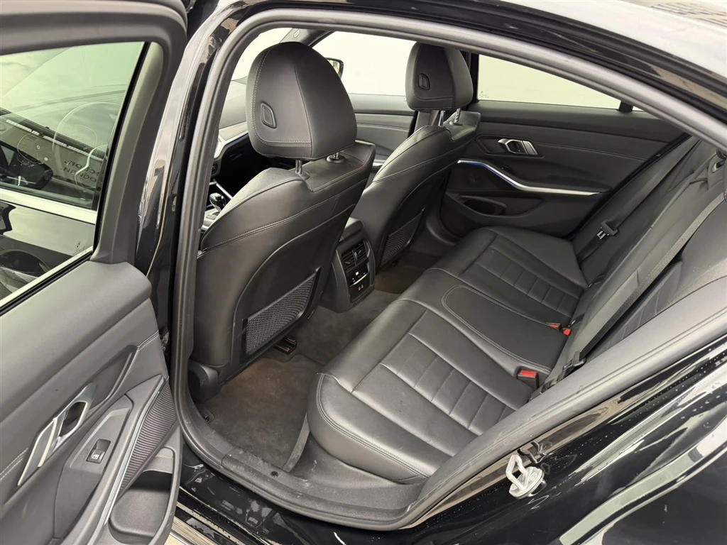 BMW 320 xDrive, снимка 10 - Автомобили и джипове - 54030728