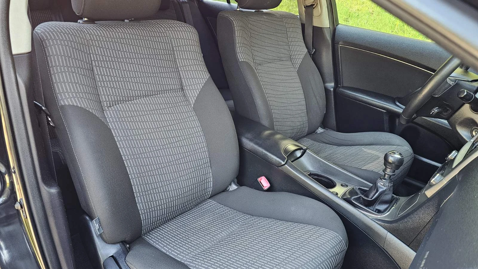 Toyota Avensis 1.8, снимка 13 - Автомобили и джипове - 54438664