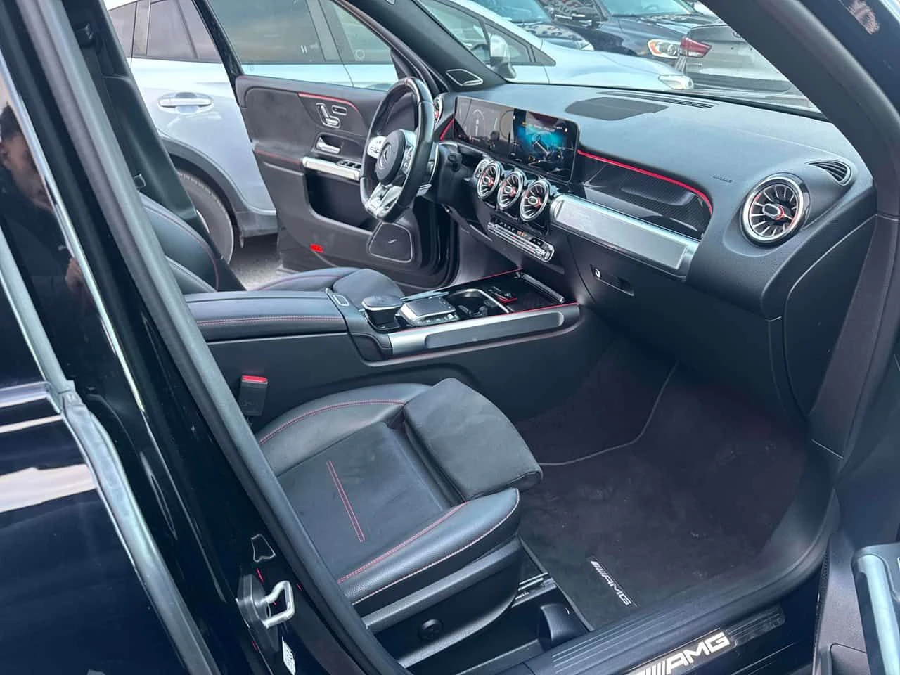 Mercedes-Benz GLB AMG 35| DISTRONIC| 360| ПОДГРЕВИ| ПАНОРАМА| CARFAX, снимка 15 - Автомобили и джипове - 54656445