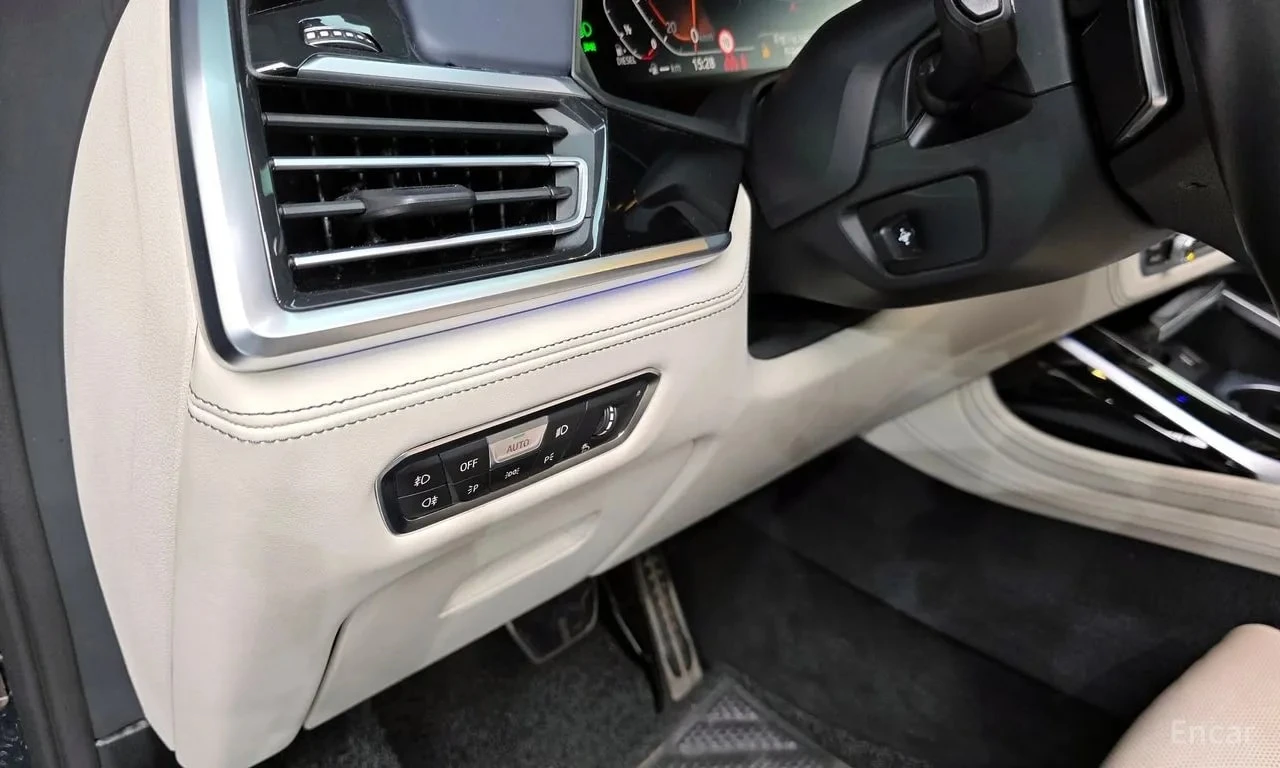 BMW X7 30d M Sport First Edition/ДИСТР/360/ХЕДЪП/ЛАЗЕРИ/, снимка 16 - Автомобили и джипове - 55833069
