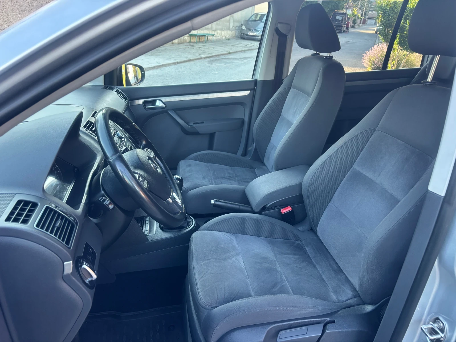 VW Touran 2.0TDI  Common rail 7 места, снимка 7 - Автомобили и джипове - 55003873