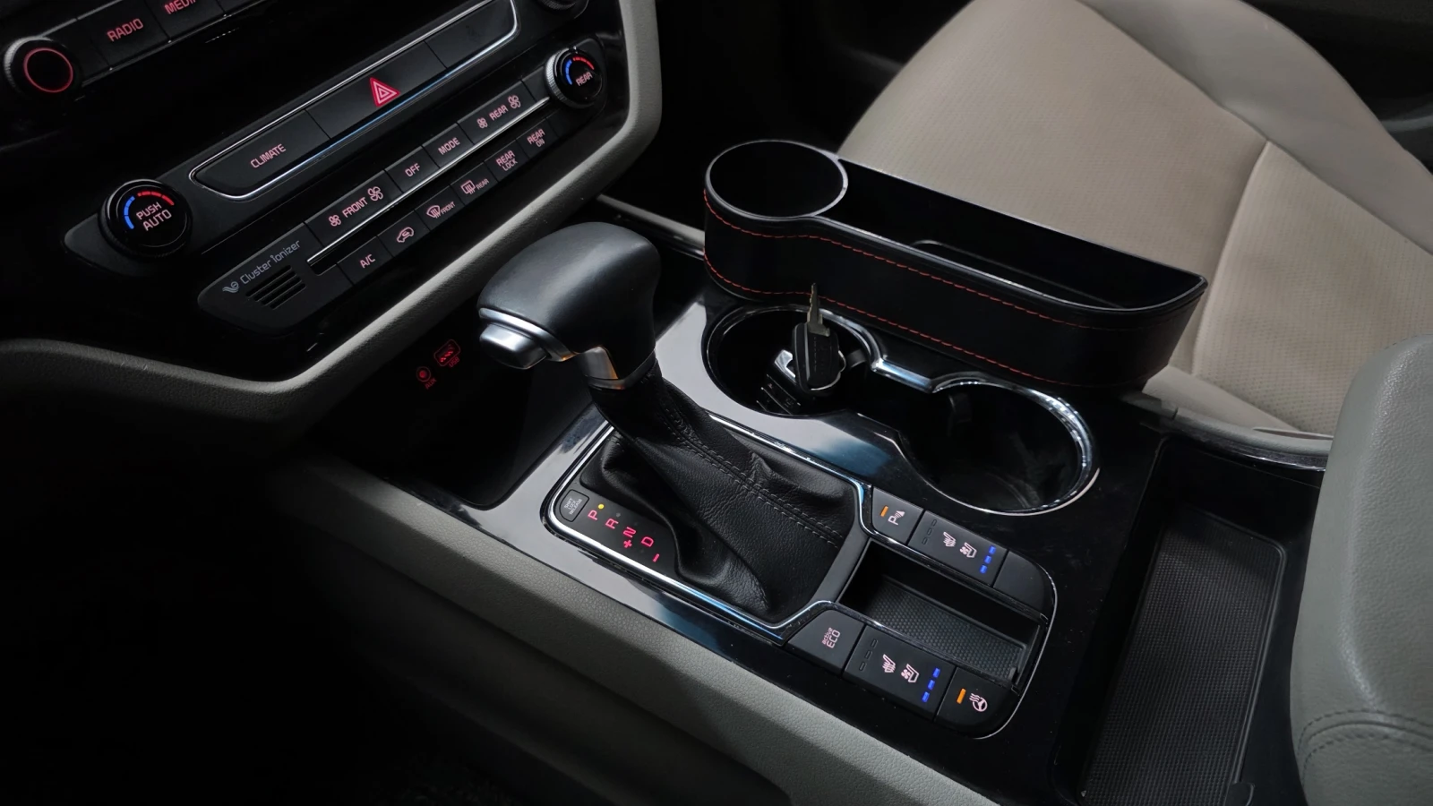 Kia Carnival PRESTIGE * 9 МЕСТНА* , снимка 9 - Автомобили и джипове - 55141394
