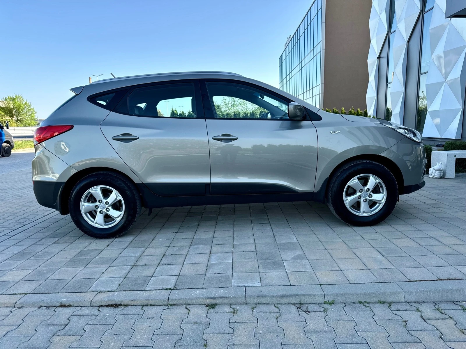 Hyundai IX35 2.0I-С.КНИЖКА-164Х.КМ-АСИСТЕН-ЗА-НАКЛОМ - изображение 4