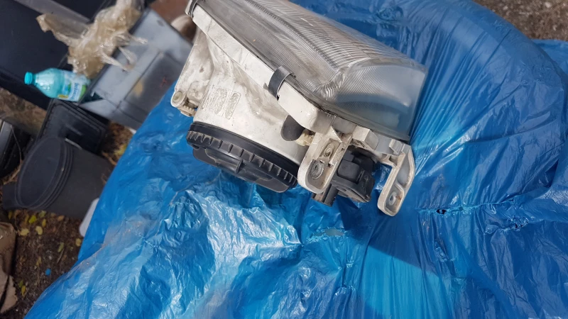 Mitsubishi Space star 1.3I десен фар, снимка 2 - Автомобили и джипове - 52008381