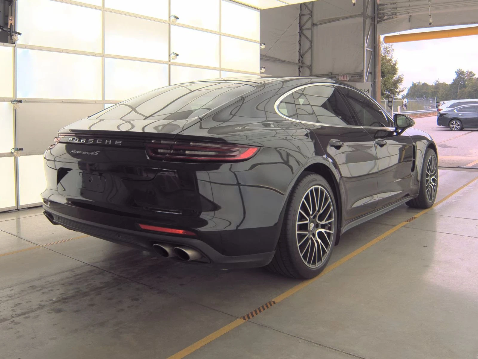 Porsche Panamera 4S* Обдух* Matrix* BOSE* Дистроник* Въздух* Пано*  - изображение 4