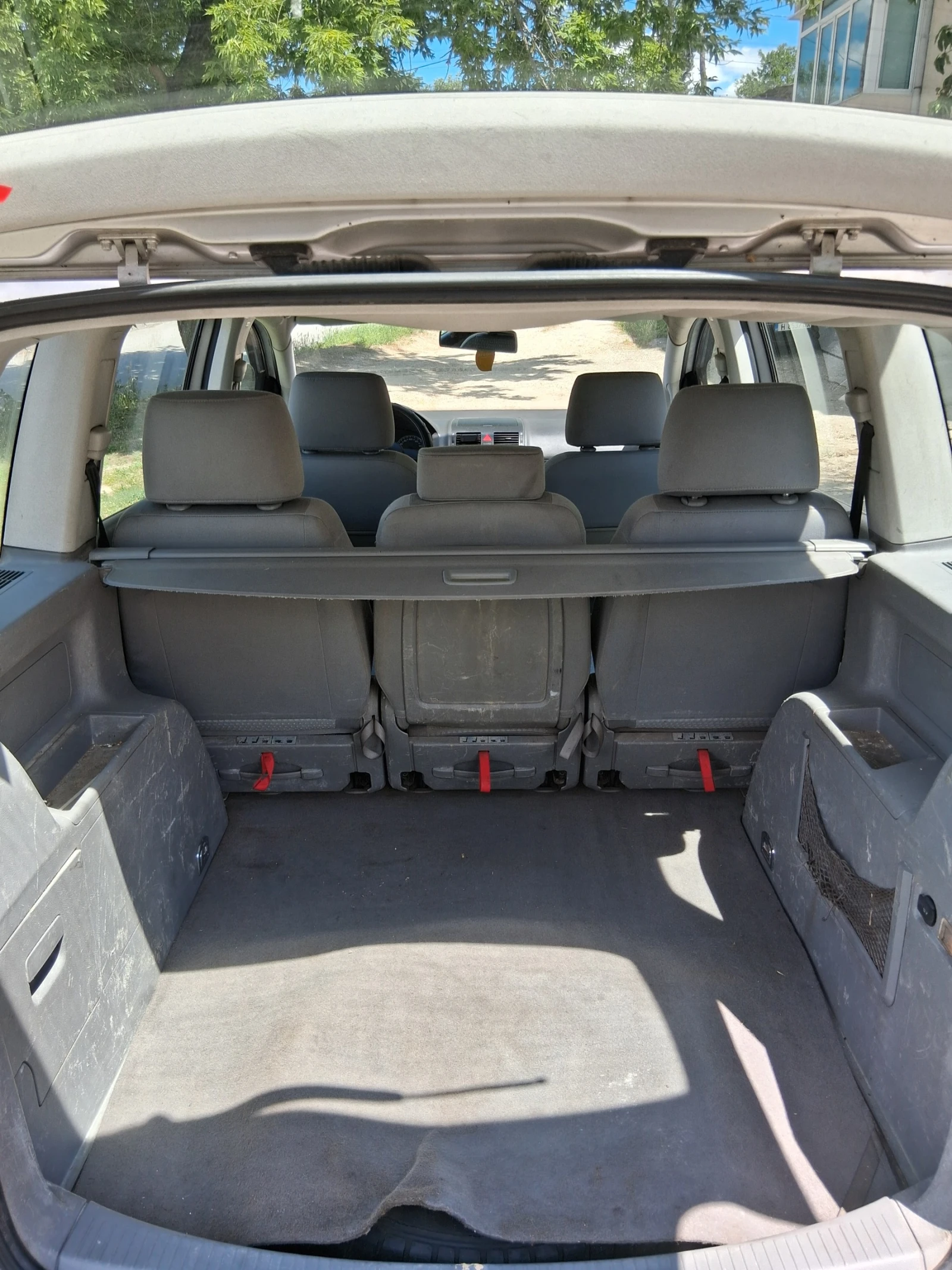 VW Touran 1.9 TDI, снимка 12 - Автомобили и джипове - 54936817