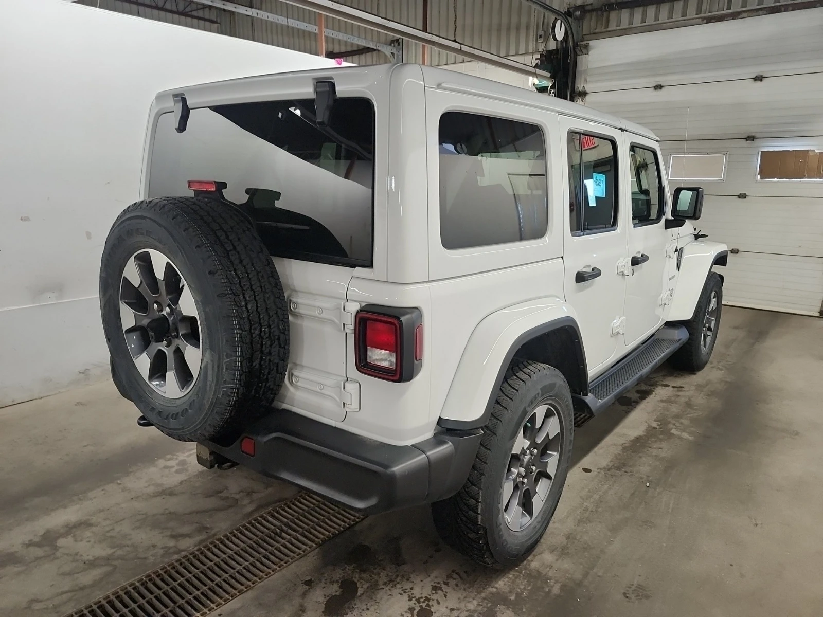 Jeep Wrangler SAHARA 4WD * * CARFAX * * АВТО КРЕДИТ * * , снимка 3 - Автомобили и джипове - 54991583
