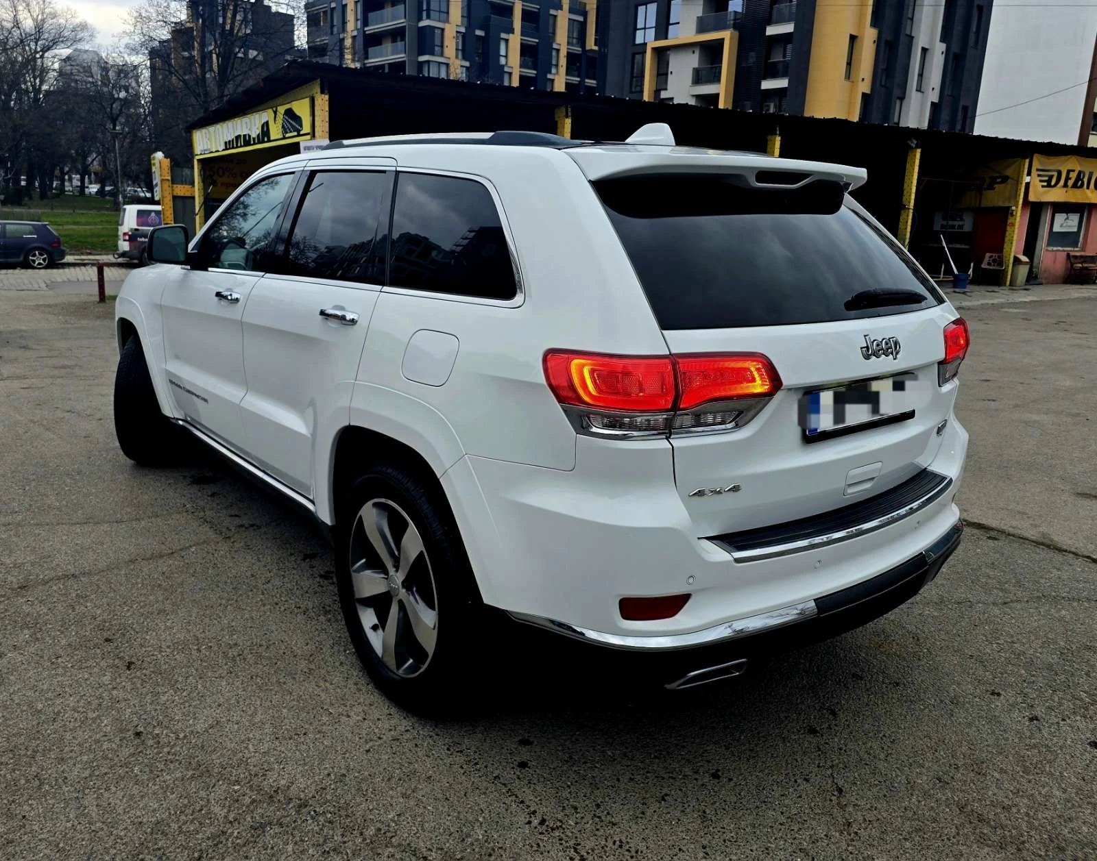 Jeep Grand cherokee 5.7 HEMI SUMMIT OБЛСУЖЕН, снимка 2 - Автомобили и джипове - 55013414