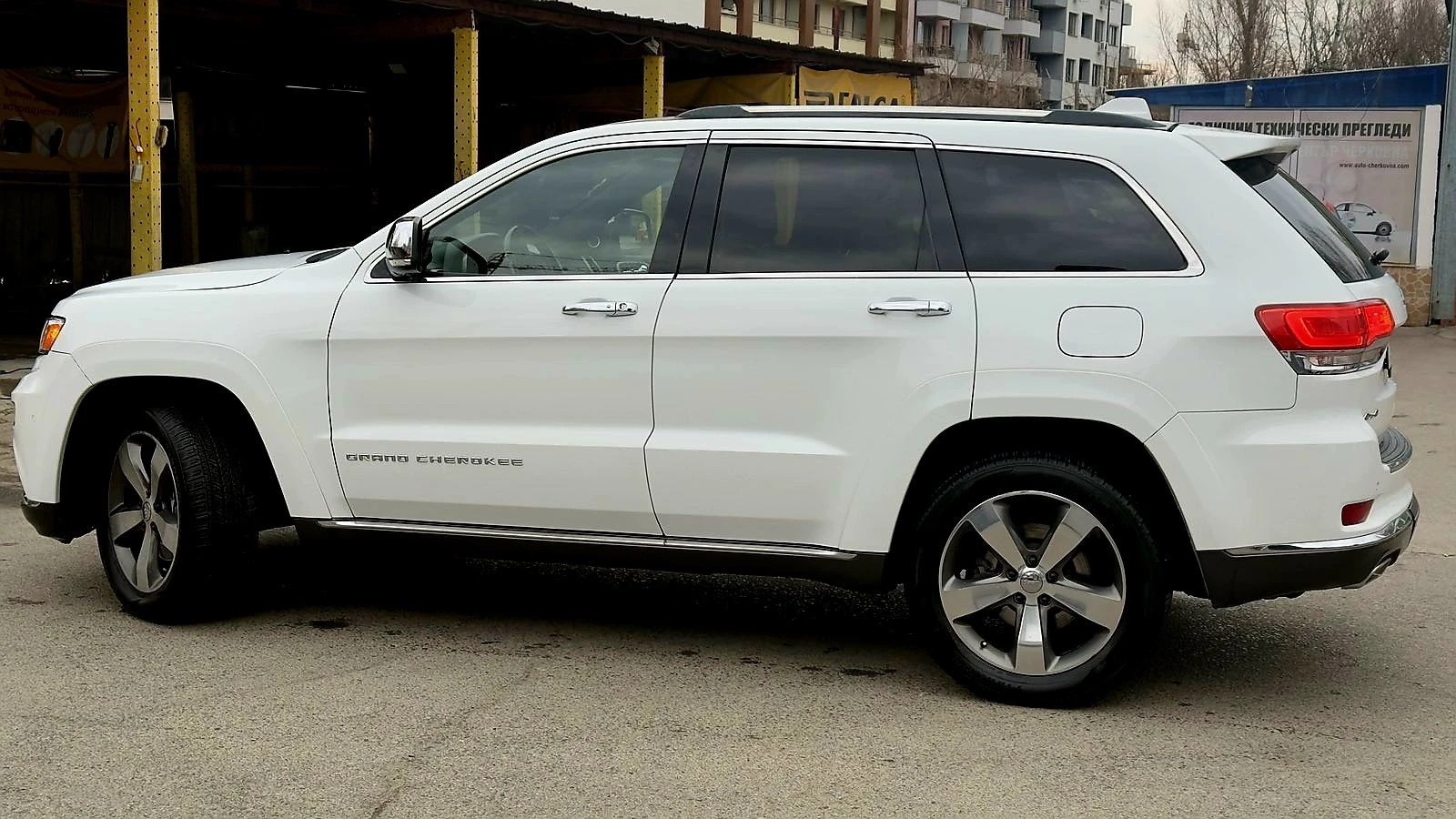 Jeep Grand cherokee 5.7 HEMI SUMMIT OБЛСУЖЕН, снимка 5 - Автомобили и джипове - 55013414