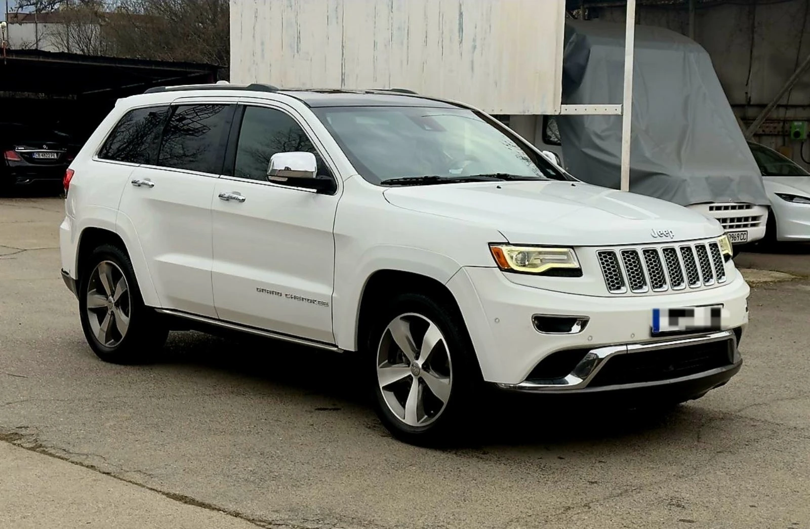 Jeep Grand cherokee 5.7 HEMI SUMMIT OБЛСУЖЕН, снимка 3 - Автомобили и джипове - 55013414