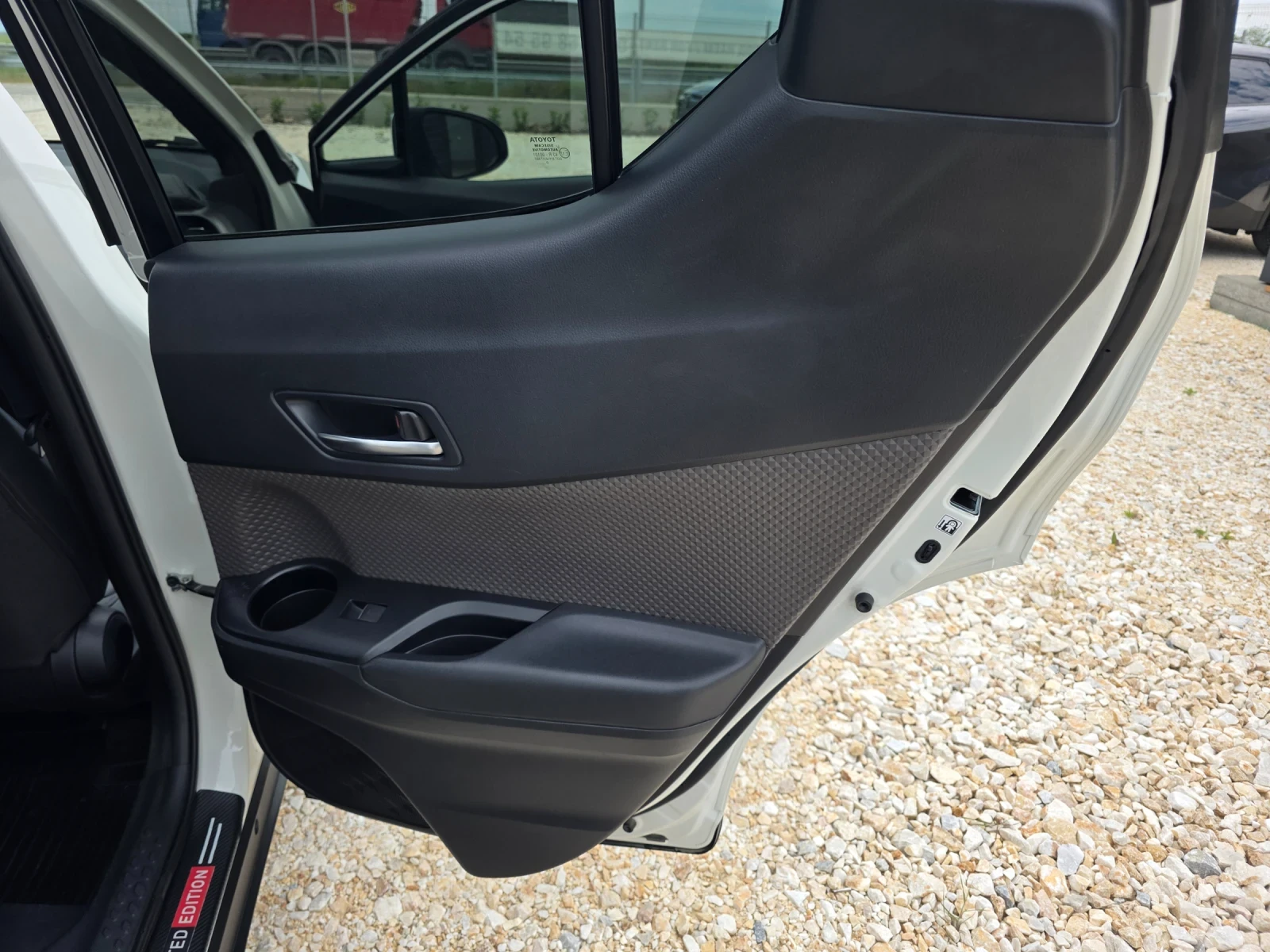 Toyota C-HR 1.8 JBL 41909км, снимка 9 - Автомобили и джипове - 55215806