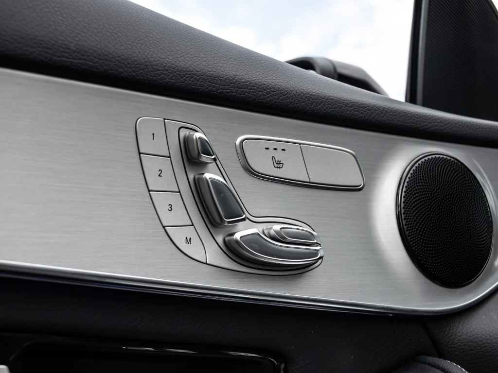 Mercedes-Benz GLC 300 AMG* 4MATIC* Distronic* Night Pkg* Панорама, снимка 17 - Автомобили и джипове - 55528079