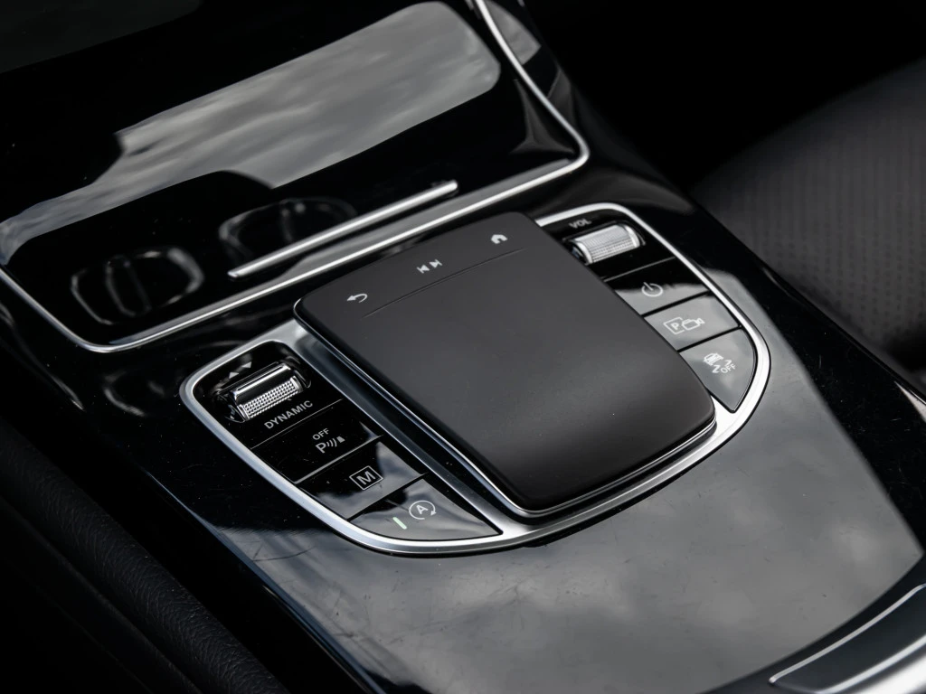 Mercedes-Benz GLC 300 AMG* 4MATIC* Distronic* Night Pkg* Панорама, снимка 16 - Автомобили и джипове - 55528079