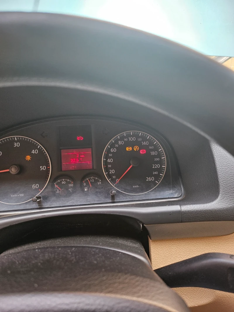 VW Touran, снимка 12 - Автомобили и джипове - 52665039