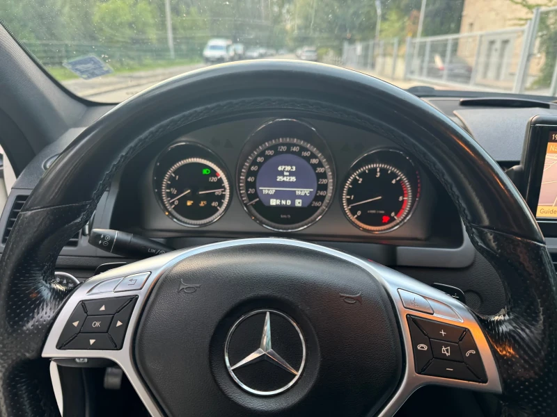 Mercedes-Benz C 320 AMG LINE NAVI PANO, снимка 12 - Автомобили и джипове - 47340649