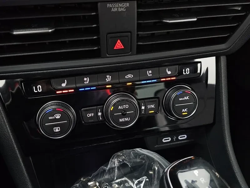 VW Jetta 1.5 Tsi Prestige, снимка 17 - Автомобили и джипове - 55748333