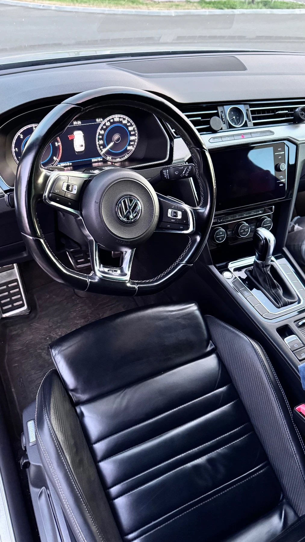 VW Passat 2.0 TDI - R-Line, снимка 12 - Автомобили и джипове - 53759583