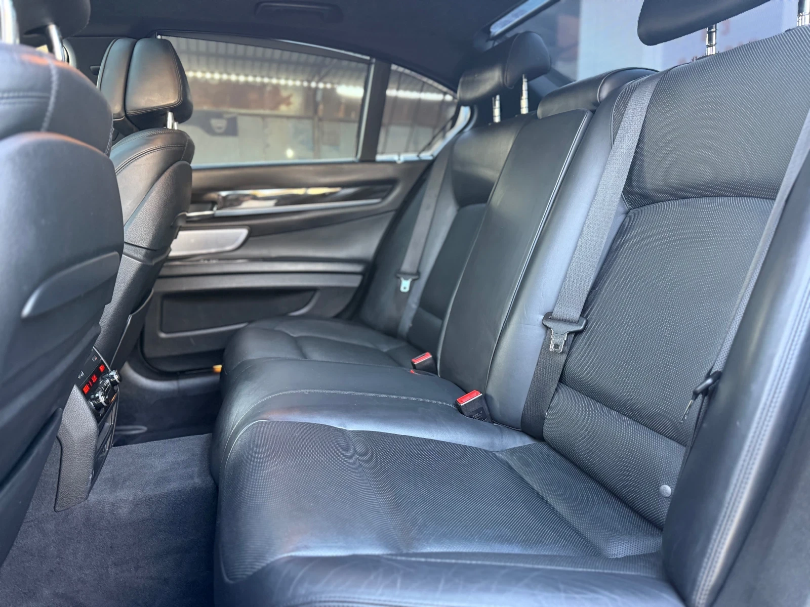 BMW 750 4.4i BiTurbo 449hp. BANG & OLUFSEN , M-pack , K&G, снимка 10 - Автомобили и джипове - 53880328