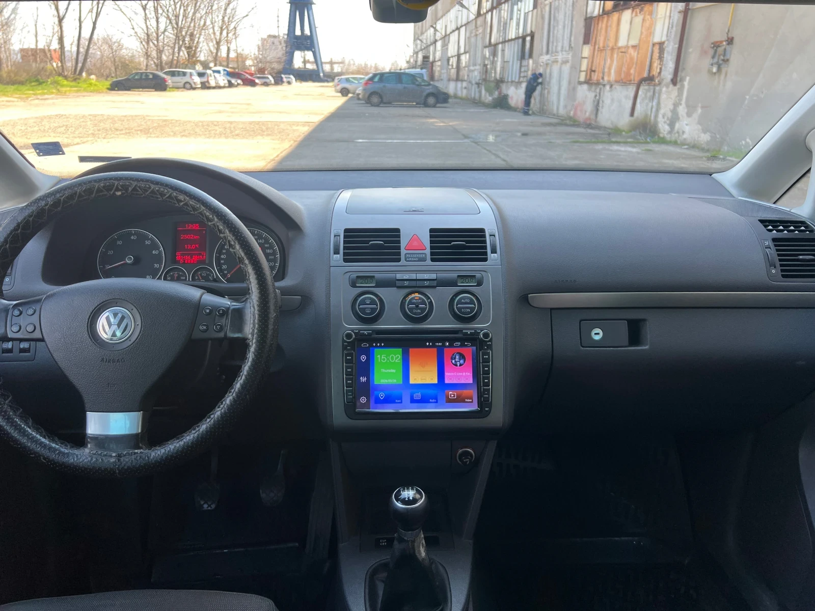 VW Touran 2.0 фабричен метан, снимка 11 - Автомобили и джипове - 53985475