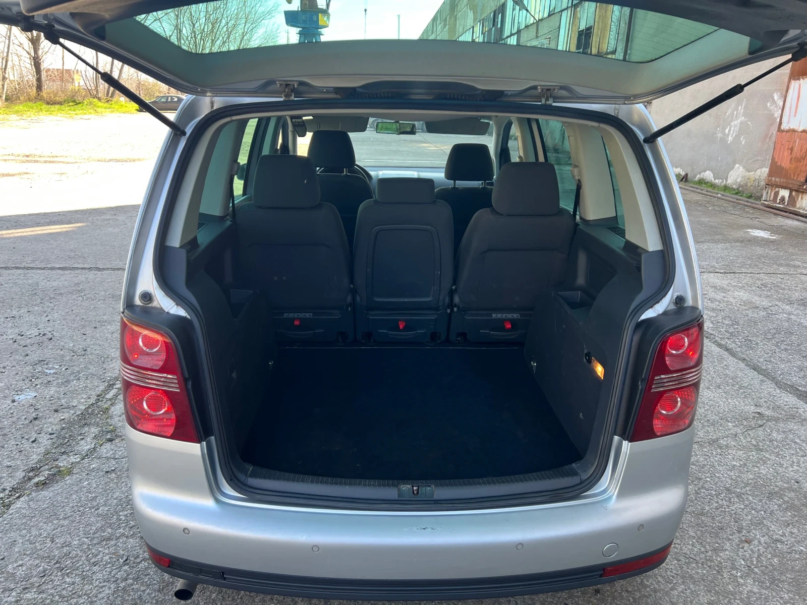 VW Touran 2.0 фабричен метан, снимка 6 - Автомобили и джипове - 53985475