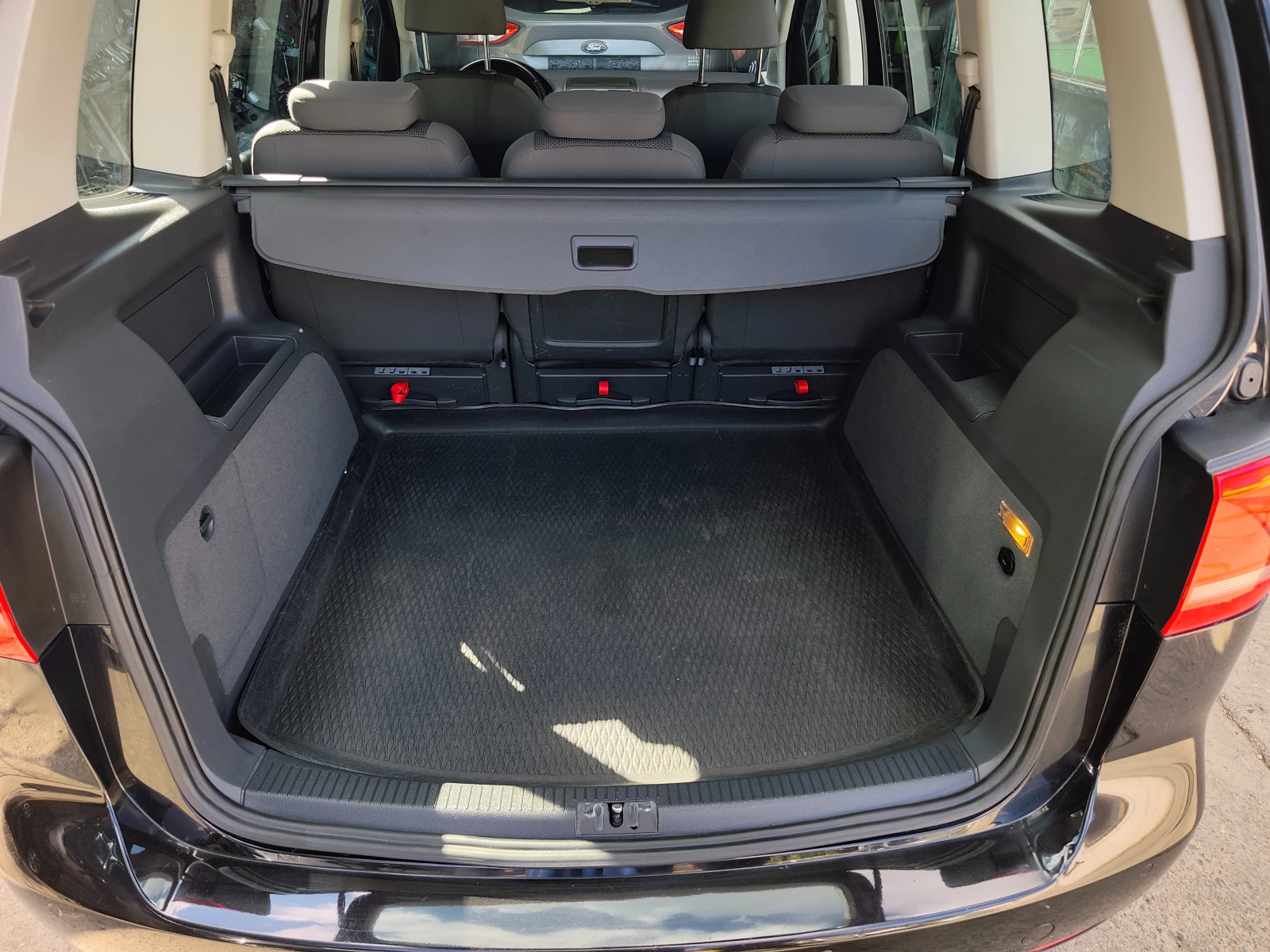 VW Touran 1.6TDI Highline , снимка 15 - Автомобили и джипове - 56293615