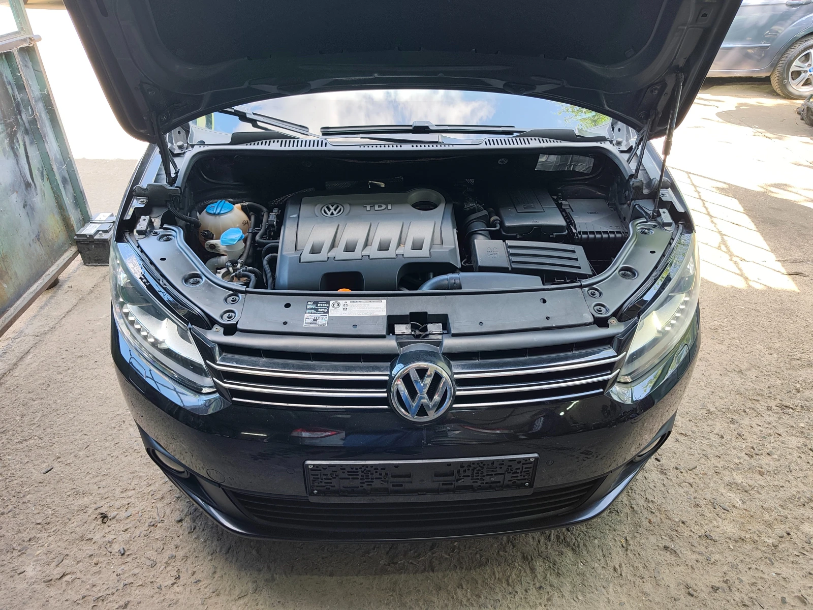 VW Touran 1.6TDI Highline , снимка 16 - Автомобили и джипове - 56293615