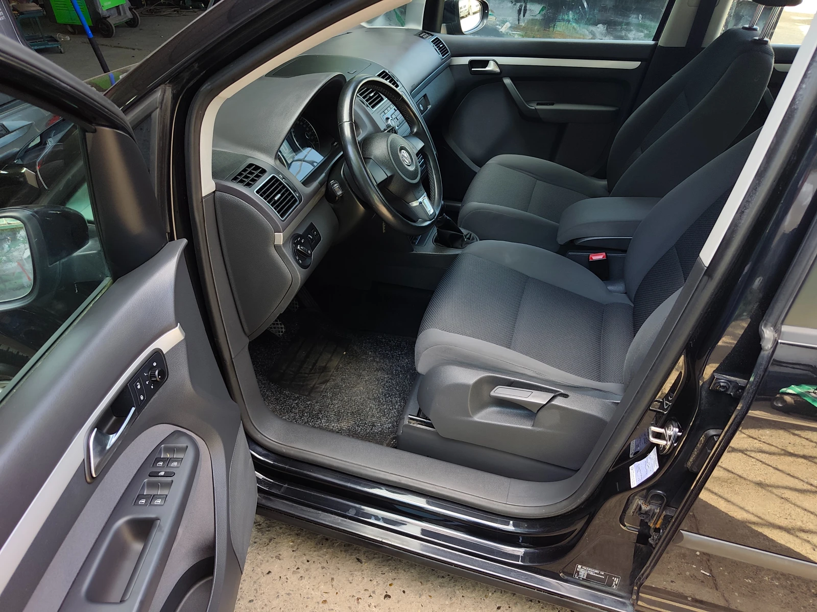 VW Touran 1.6TDI Highline , снимка 10 - Автомобили и джипове - 56293615