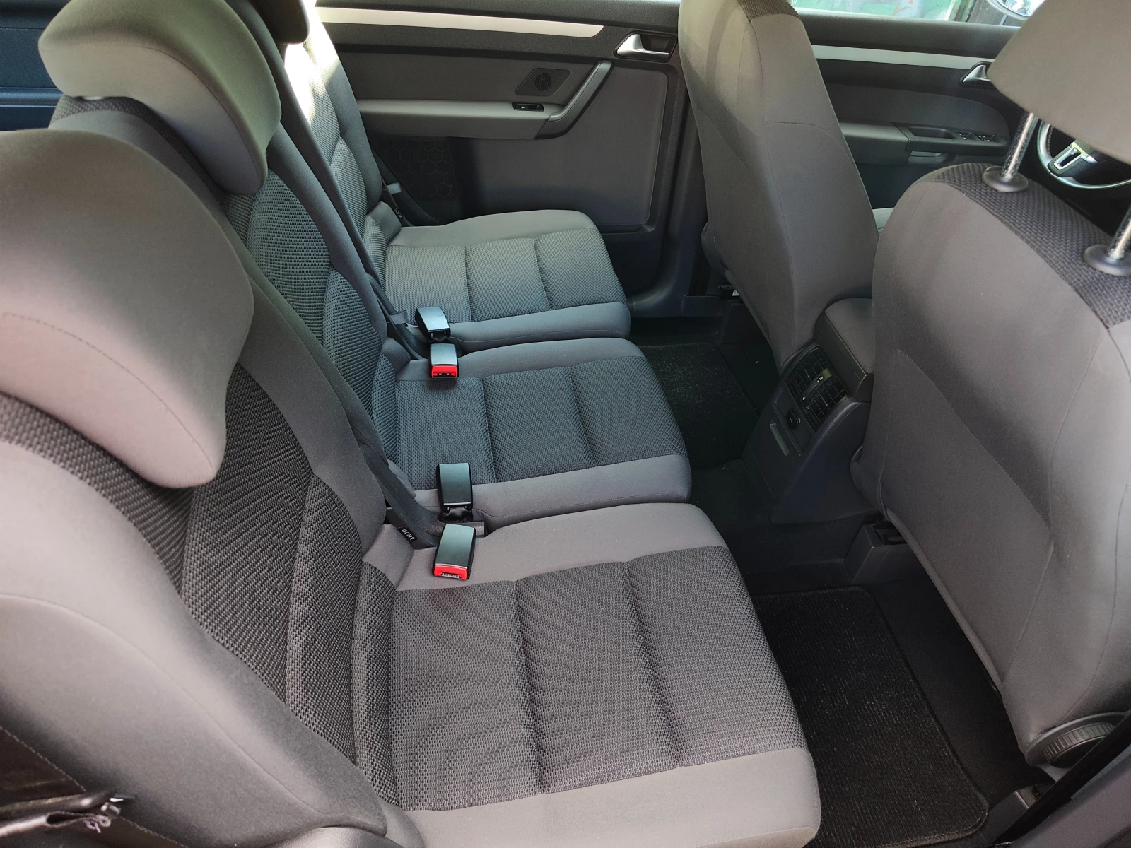 VW Touran 1.6TDI Highline , снимка 14 - Автомобили и джипове - 56293615