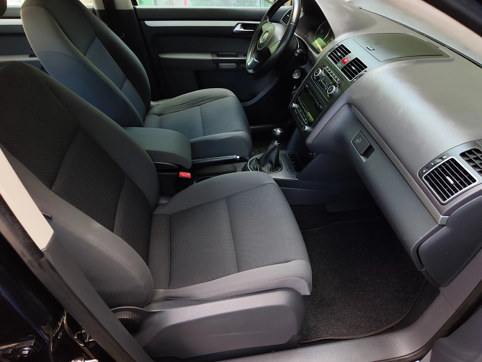 VW Touran 1.6TDI Highline , снимка 13 - Автомобили и джипове - 56293615