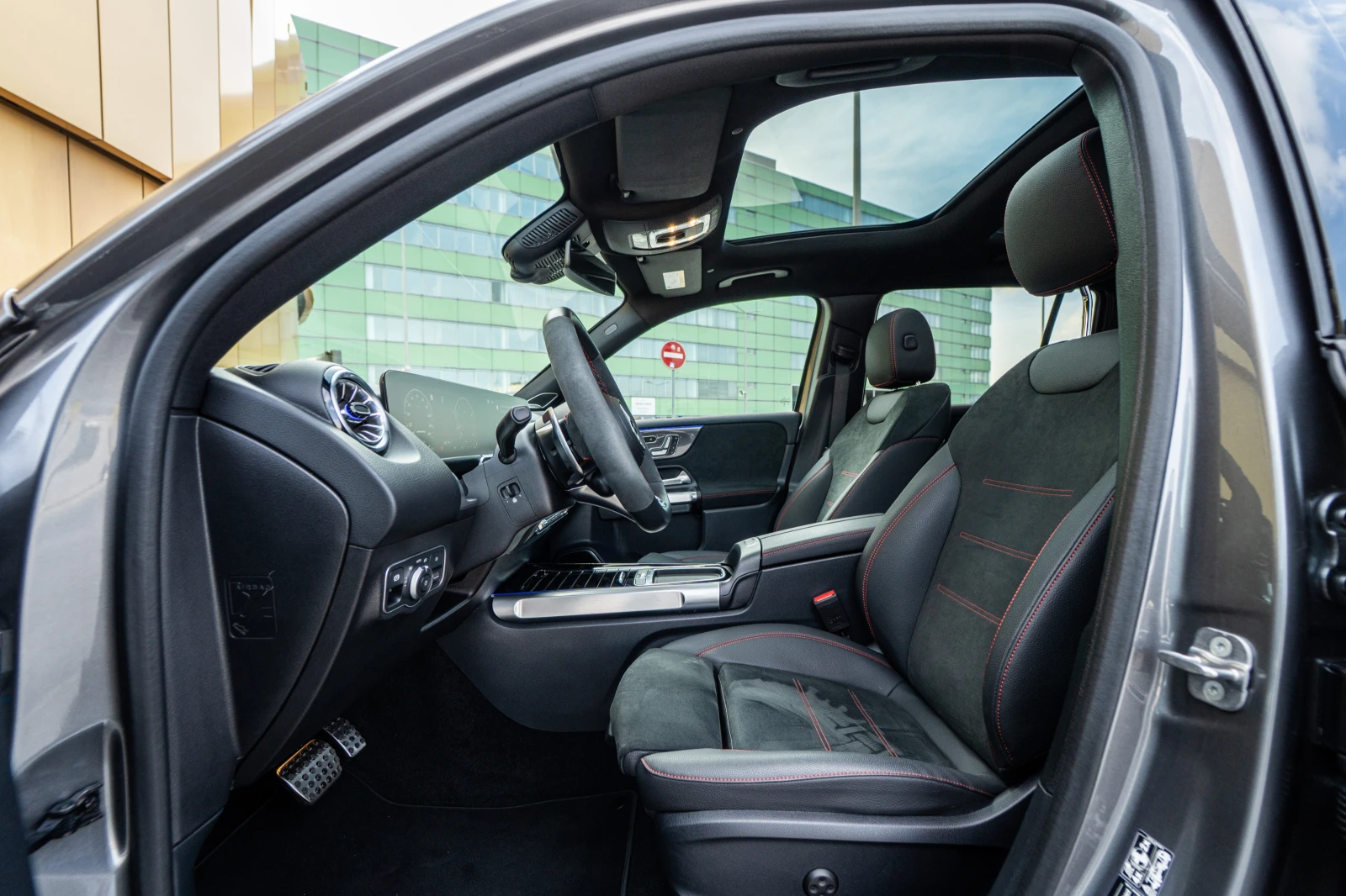 Mercedes-Benz GLB 35 AMG, снимка 10 - Автомобили и джипове - 53991146