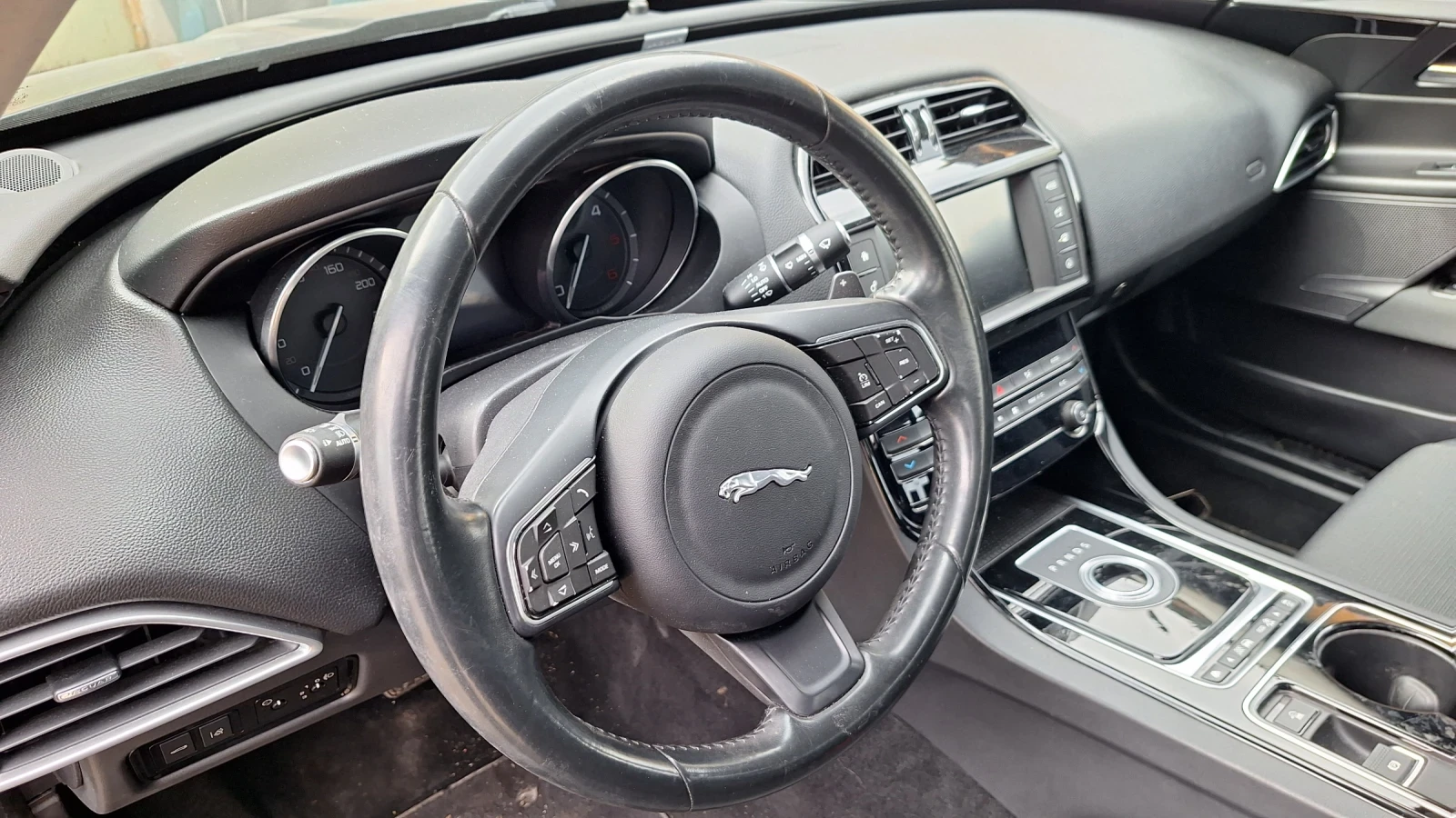 Jaguar XE 2.0D, снимка 12 - Автомобили и джипове - 54487118