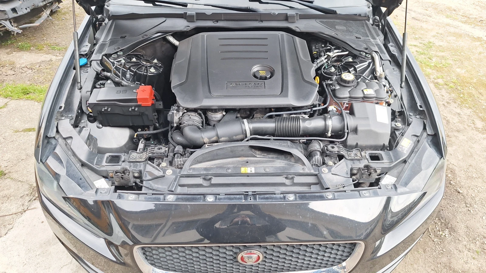 Jaguar XE 2.0D, снимка 11 - Автомобили и джипове - 54487118